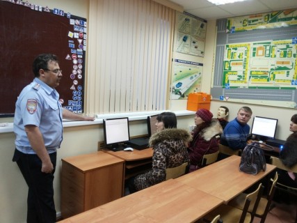 Госавтоинспекция и общественники в Магадане организовали выездной прием экзаменов у будущих водителей в Магадане &laquo; автомагадан