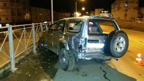В Магадане водитель-лихач снес металлический забор в Магадане &laquo; автомагадан