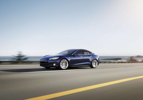 Автопилот Tesla Model S спас своего водителя от столкновения с грузовиком в Магадане &laquo; автомагадан