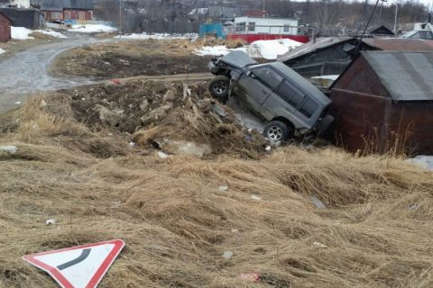 В Магадане лихач снес дорожный знак и скрылся с места ДТП, бросив машину в Магадане &laquo; автомагадан