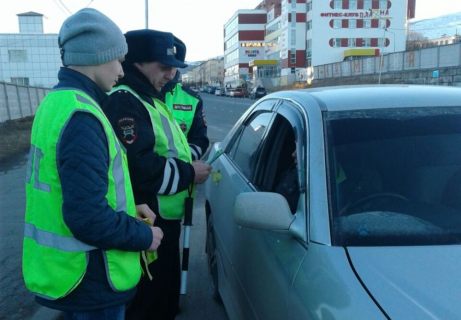 Магаданские автоинспекторы провели акцию «Пристегнись» в Магадане &laquo; автомагадан