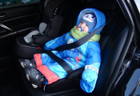 Магаданские полицейские вручили молодым мамам детские автокресла в Магадане &laquo; автомагадан