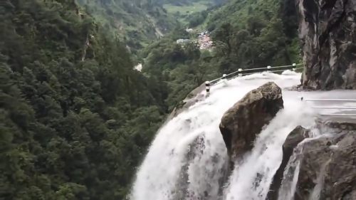 Дорога через водопад в Магадане &laquo; автомагадан